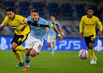 ROME, ITALY - OCTOBER 20: Ciro Immobile of SS Lazio compete for the ball with Mats Hummels of Borussia Dortmund during the UEFA Champions League Group F stage match between SS Lazio and Borussia Dortmund at Stadio Olimpico on October 20, 2020 in Rome, Italy. (Photo by Marco Rosi - SS Lazio/Getty Images)