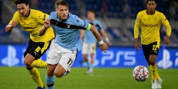 ROME, ITALY - OCTOBER 20: Ciro Immobile of SS Lazio compete for the ball with Mats Hummels of Borussia Dortmund during the UEFA Champions League Group F stage match between SS Lazio and Borussia Dortmund at Stadio Olimpico on October 20, 2020 in Rome, Italy. (Photo by Marco Rosi - SS Lazio/Getty Images)