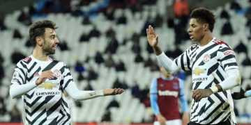 LONDON, ENGLAND - DECEMBER 05: Marcus Rashford of Manchester United celebrates with teammate Bruno Fernandes  after scoring his team's third goal during the Premier League match between West Ham United and Manchester United at London Stadium on December 05, 2020 in London, England. A limited number of fans are welcomed back to stadiums to watch elite football across England. This was following easing of restrictions on spectators in tiers one and two areas only. (Photo by Adam Davy - Pool/Getty Images)
