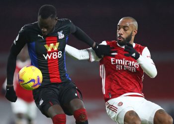 Crystal Palace's Senegalese midfielder Cheikhou Kouyate (L) vies with Arsenal's French striker Alexandre Lacazette (R) during the English Premier League football match between Arsenal and Crystal Palace at the Emirates Stadium in London on January 14, 2021. (Photo by Julian Finney / POOL / AFP) / RESTRICTED TO EDITORIAL USE. No use with unauthorized audio, video, data, fixture lists, club/league logos or 'live' services. Online in-match use limited to 120 images. An additional 40 images may be used in extra time. No video emulation. Social media in-match use limited to 120 images. An additional 40 images may be used in extra time. No use in betting publications, games or single club/league/player publications. /  (Photo by JULIAN FINNEY/POOL/AFP via Getty Images)
