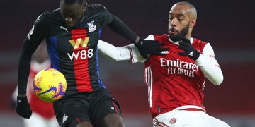 Crystal Palace's Senegalese midfielder Cheikhou Kouyate (L) vies with Arsenal's French striker Alexandre Lacazette (R) during the English Premier League football match between Arsenal and Crystal Palace at the Emirates Stadium in London on January 14, 2021. (Photo by Julian Finney / POOL / AFP) / RESTRICTED TO EDITORIAL USE. No use with unauthorized audio, video, data, fixture lists, club/league logos or 'live' services. Online in-match use limited to 120 images. An additional 40 images may be used in extra time. No video emulation. Social media in-match use limited to 120 images. An additional 40 images may be used in extra time. No use in betting publications, games or single club/league/player publications. /  (Photo by JULIAN FINNEY/POOL/AFP via Getty Images)