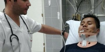 Erwin Tumiri, one of the six survivors and member of the crew of the airplane that crashed in Colombia carrying members of Brazilian Chapecoense Real football crew, recovers in a clinic in Cochabamba, Bolivia, on December 3, 2016. - The bodies of 50 players, coaches and staff from a Brazilian football team tragically wiped out in a plane crash in Colombia arrived home Saturday for a massive funeral. (Photo by STR / AFP)