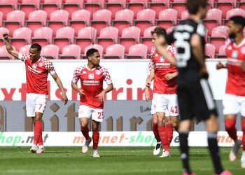 MAINZ, GERMANY - APRIL 24: Robin Quaison of 1.FSV Mainz 05  celebrates after scoring their team's second goal  during the Bundesliga match between 1. FSV Mainz 05 and FC Bayern Muenchen at Opel Arena on April 24, 2021 in Mainz, Germany. Sporting stadiums around Germany remain under strict restrictions due to the Coronavirus Pandemic as Government social distancing laws prohibit fans inside venues resulting in games being played behind closed doors.  (Photo by Alexander Scheuber/Getty Images)