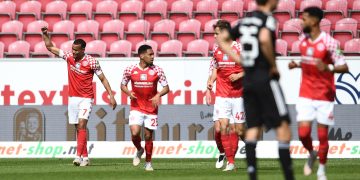 MAINZ, GERMANY - APRIL 24: Robin Quaison of 1.FSV Mainz 05  celebrates after scoring their team's second goal  during the Bundesliga match between 1. FSV Mainz 05 and FC Bayern Muenchen at Opel Arena on April 24, 2021 in Mainz, Germany. Sporting stadiums around Germany remain under strict restrictions due to the Coronavirus Pandemic as Government social distancing laws prohibit fans inside venues resulting in games being played behind closed doors.  (Photo by Alexander Scheuber/Getty Images)
