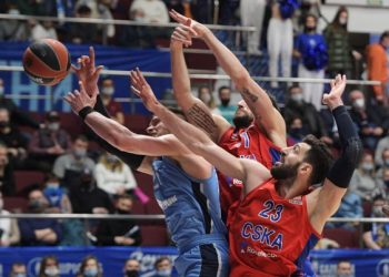 6502440 30.03.2021 Игрок ЦСКА Торнике Шенгелия (справа) и игрок "Зенита" Матеуш Понитка (слева) в матче 31-го тура регулярного чемпионата мужской баскетбольной Евролиги сезона 2020/2021 между БК "Зенит" (Санкт-Петербург, Россия) и ПБК ЦСКА (Москва, Россия). Александр Гальперин / РИА Новости