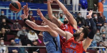 6502440 30.03.2021 Игрок ЦСКА Торнике Шенгелия (справа) и игрок "Зенита" Матеуш Понитка (слева) в матче 31-го тура регулярного чемпионата мужской баскетбольной Евролиги сезона 2020/2021 между БК "Зенит" (Санкт-Петербург, Россия) и ПБК ЦСКА (Москва, Россия). Александр Гальперин / РИА Новости