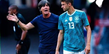 Germany's coach Joachim Loew speaks with Germany's forward Thomas Mueller (R) ahead of being substituted during the Russia 2018 World Cup Group F football match between South Korea and Germany at the Kazan Arena in Kazan on June 27, 2018. / AFP PHOTO / BENJAMIN CREMEL / RESTRICTED TO EDITORIAL USE - NO MOBILE PUSH ALERTS/DOWNLOADS