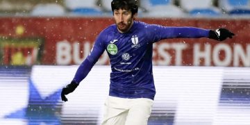 BUDAPEST, HUNGARY - DECEMBER 15: Giorgi Beridze of Ujpest FC controls the ball during the Hungarian OTP Bank Liga match between Budapest Honved and Ujpest FC at Nandor Hidegkuti Stadium on December 15, 2018 in Budapest, Hungary. (Photo by Laszlo Szirtesi/Getty Images)
