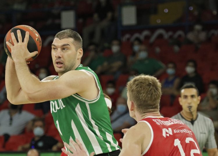 SEVILLA.26.09.21. Partido de baloncesto de la liga Endesa entre los equipos Coosur Real Betis y Baxi Manresa, celebrado en el Pabellón de San Pablo. FOTO: JUAN FLORES. ARCHSEV.